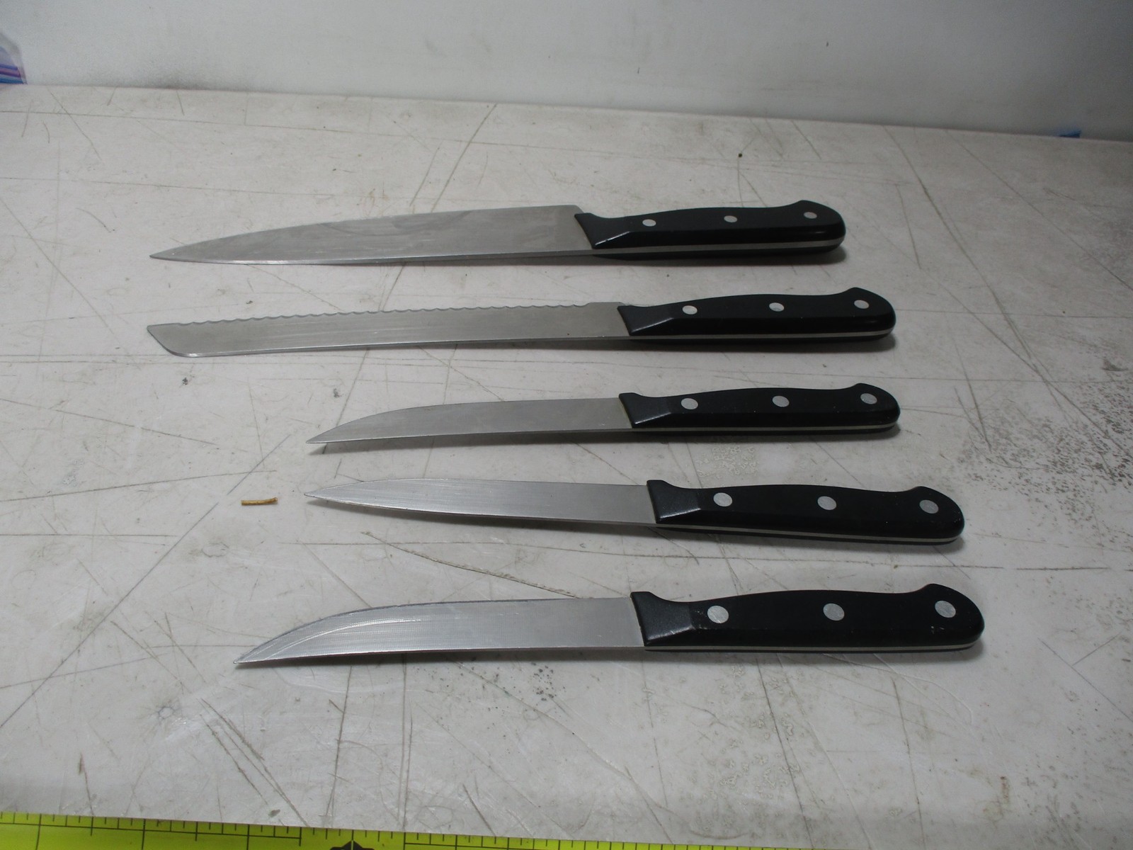 L161) Set Of 5 Wusthof Gourmet Knives 3 Steak. 8″ Chef & 8″ Serrated Bread Knife