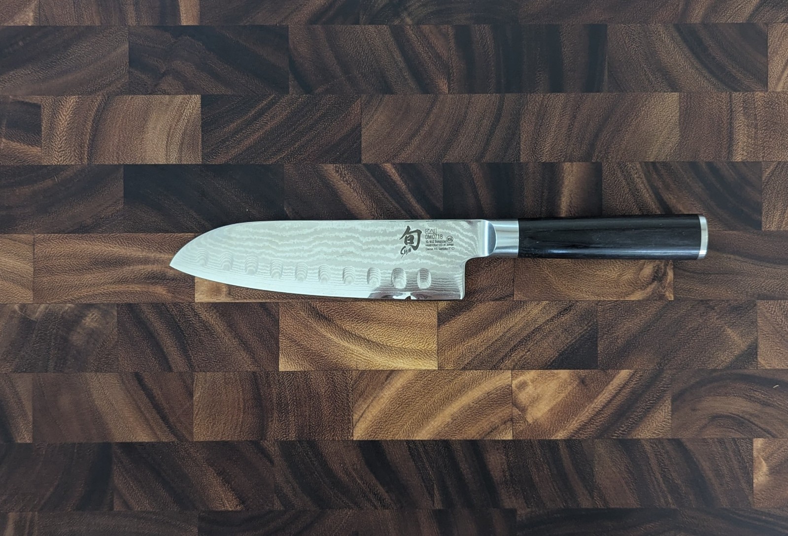 Shun Classic 7″ Hollow Ground Santoku Knife VG-MAX Damascus Japanese Pakkawood