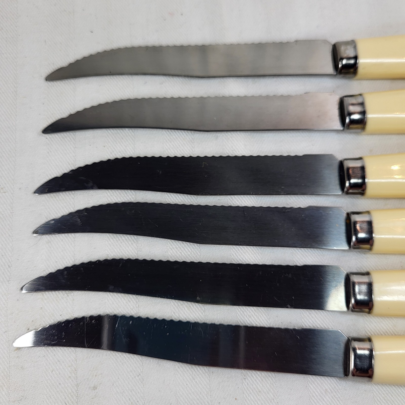 Quikut Build A Set of STEAK KNIVES Set of 6 Stainless Cream Plastic Handle Shell