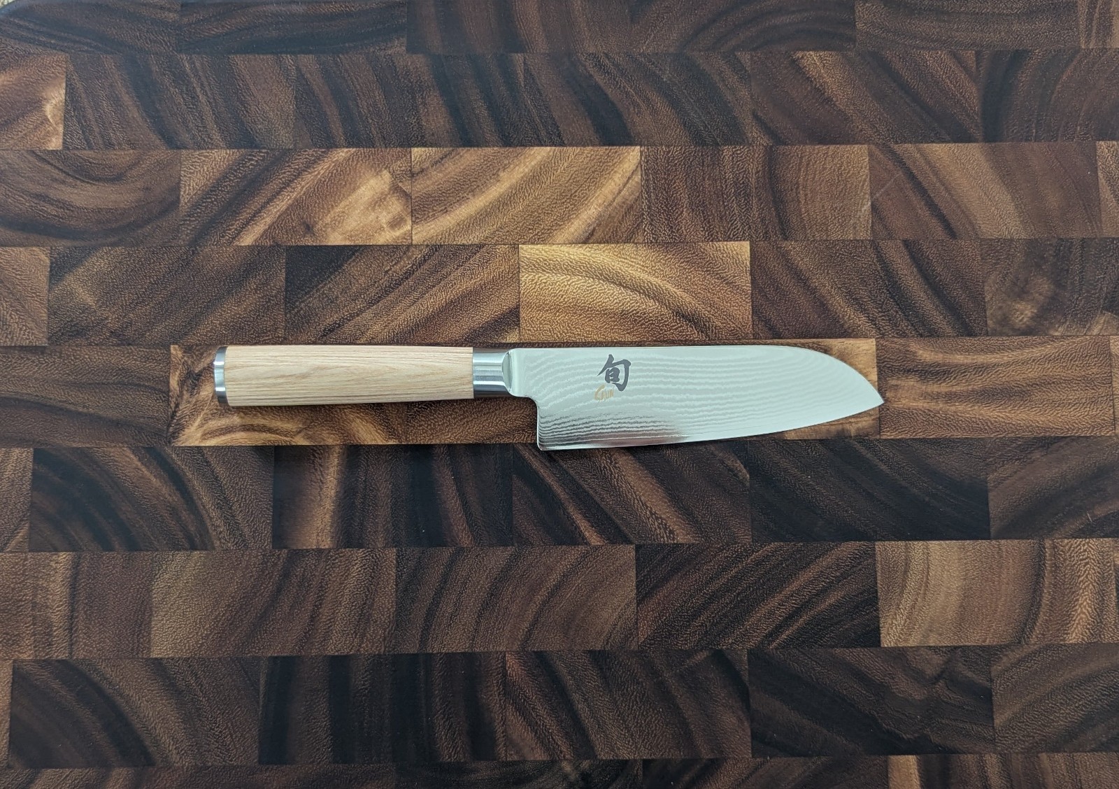 Shun Classic Blonde 5.5″ Santoku Knife VG-MAX Damascus Pakkawood Japan