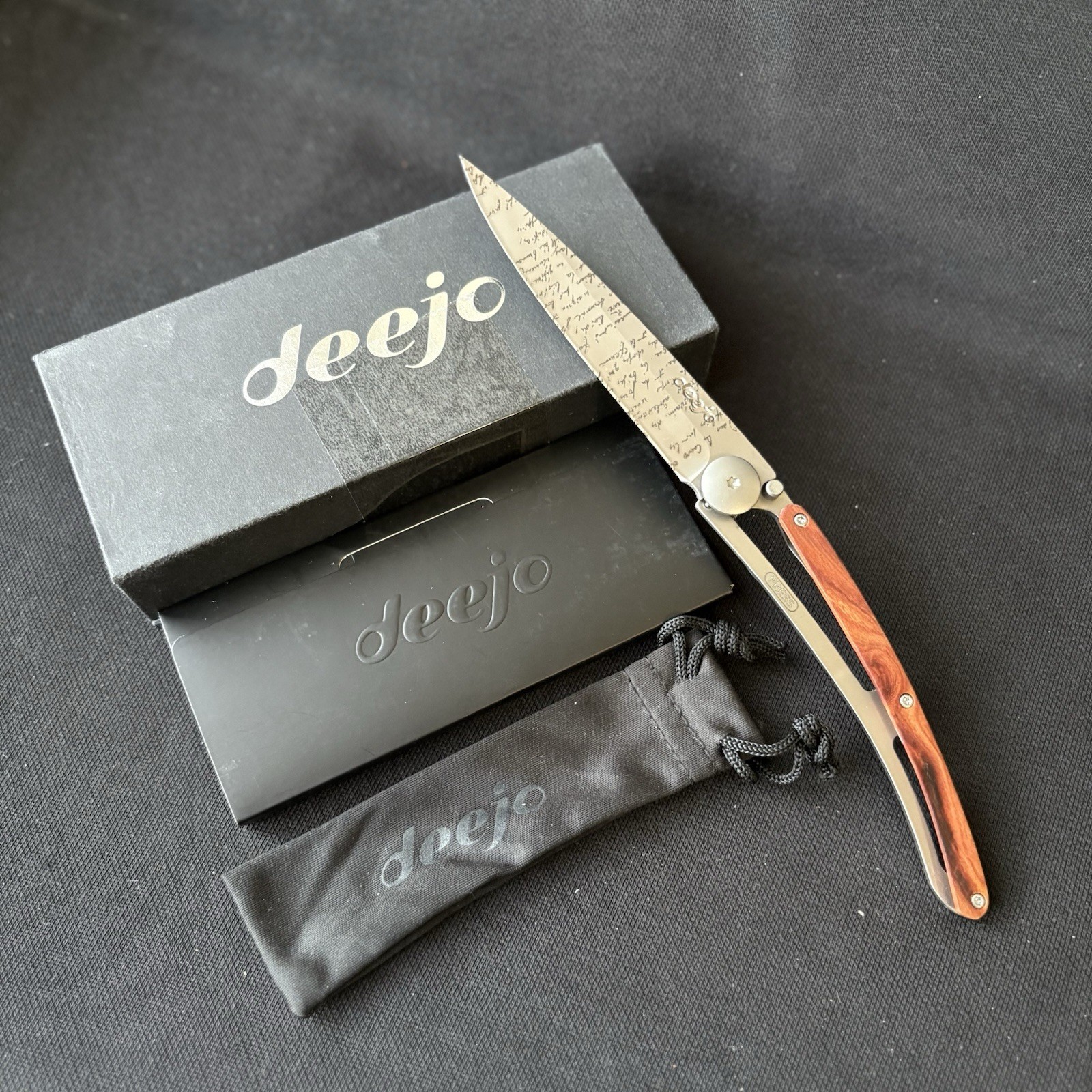 DEEJO 37G ULTRA-LIGHT KNIFE, MANUSCRIPT, TITANIUM FINISH, MINT-DISCONTINUED