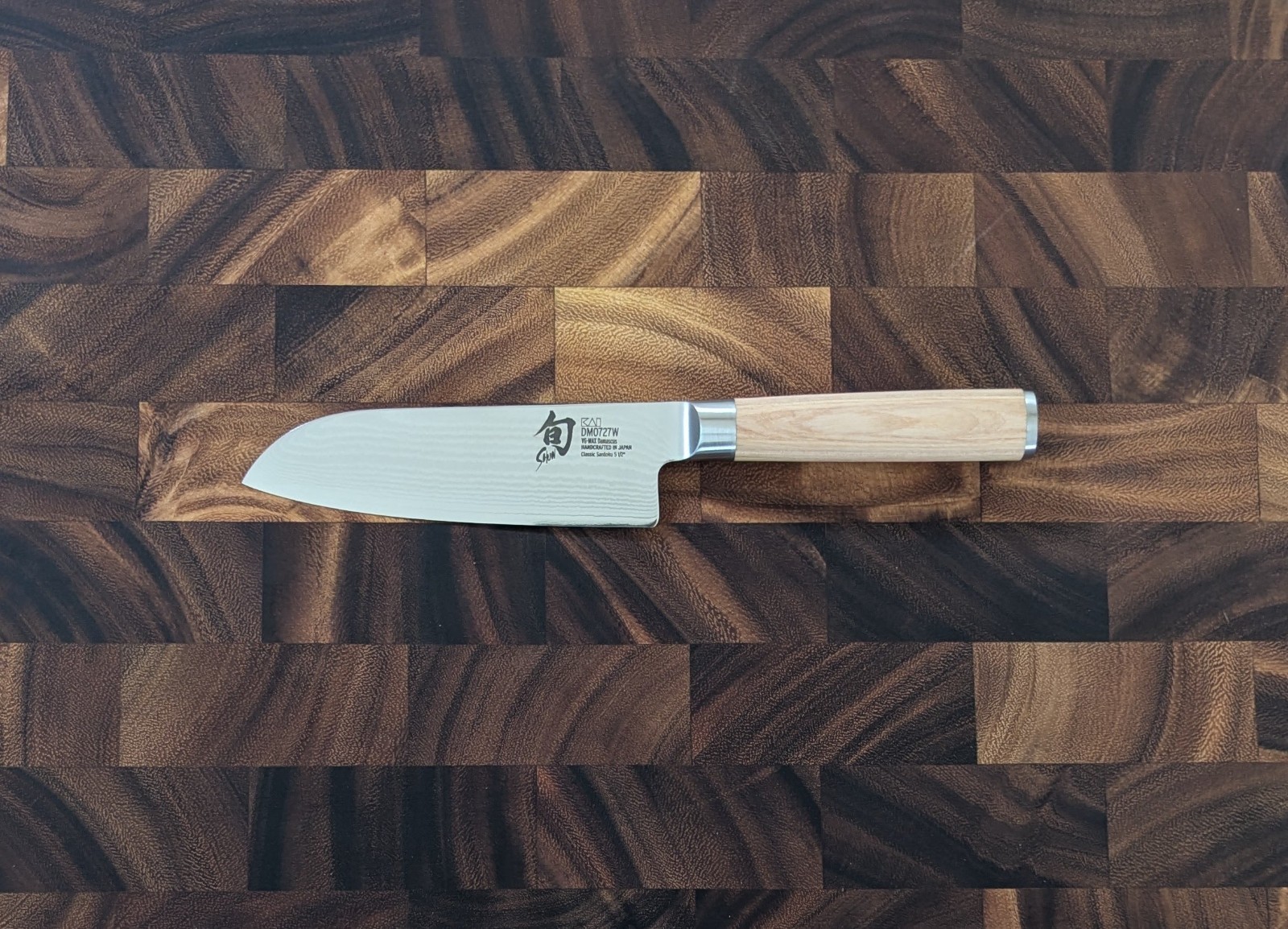 Shun Classic Blonde 5.5″ Santoku Knife VG-MAX Damascus Pakkawood Japan