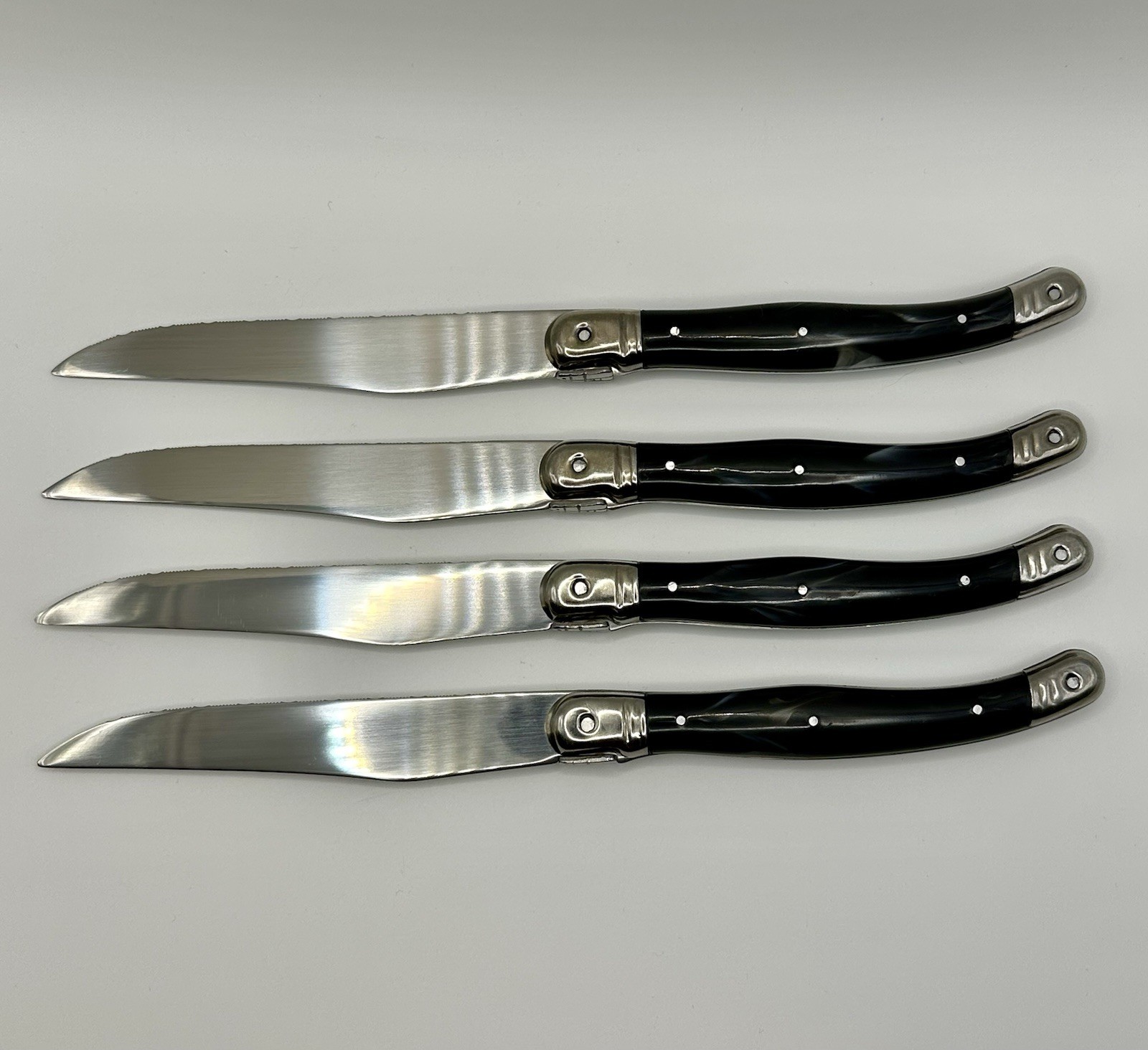 Crofton Knife Set Serrated Black Marbled Handle Silver Bee Decal 9″ 4 Knives