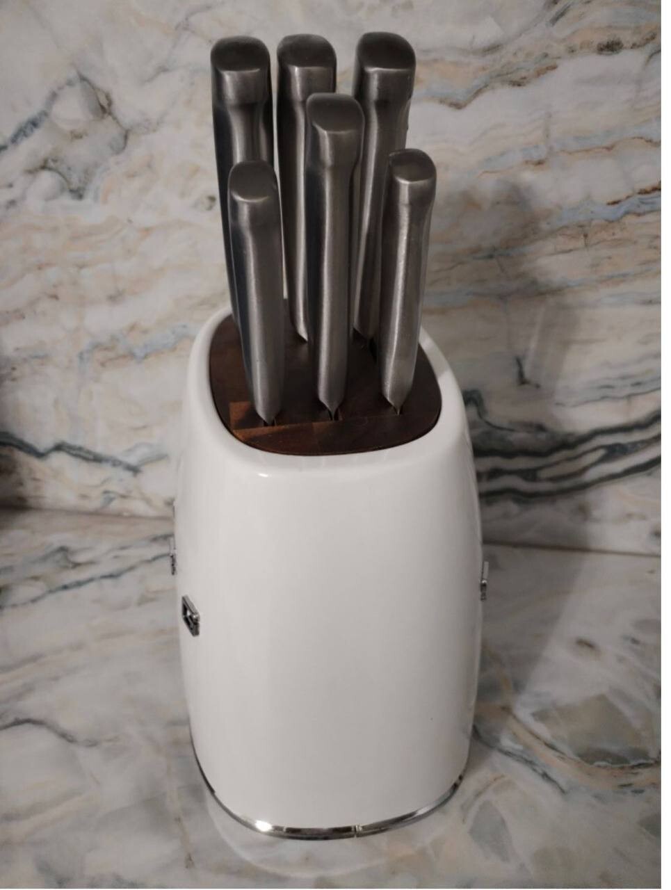 SMEG Kitchen Knife Set with a stand of 6 stainless steel knives in beige color