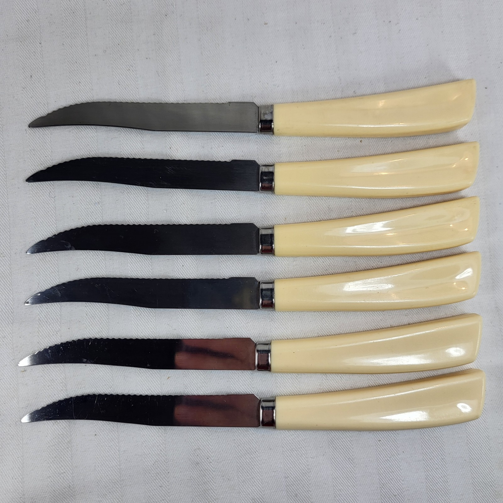 Quikut Build A Set of STEAK KNIVES Set of 6 Stainless Cream Plastic Handle Shell