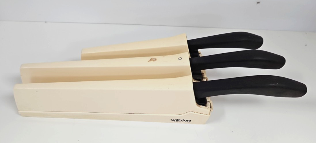 Wiltshire Staysharp 3 Piece Knife Set Self Sharpening Wall Mount Cream