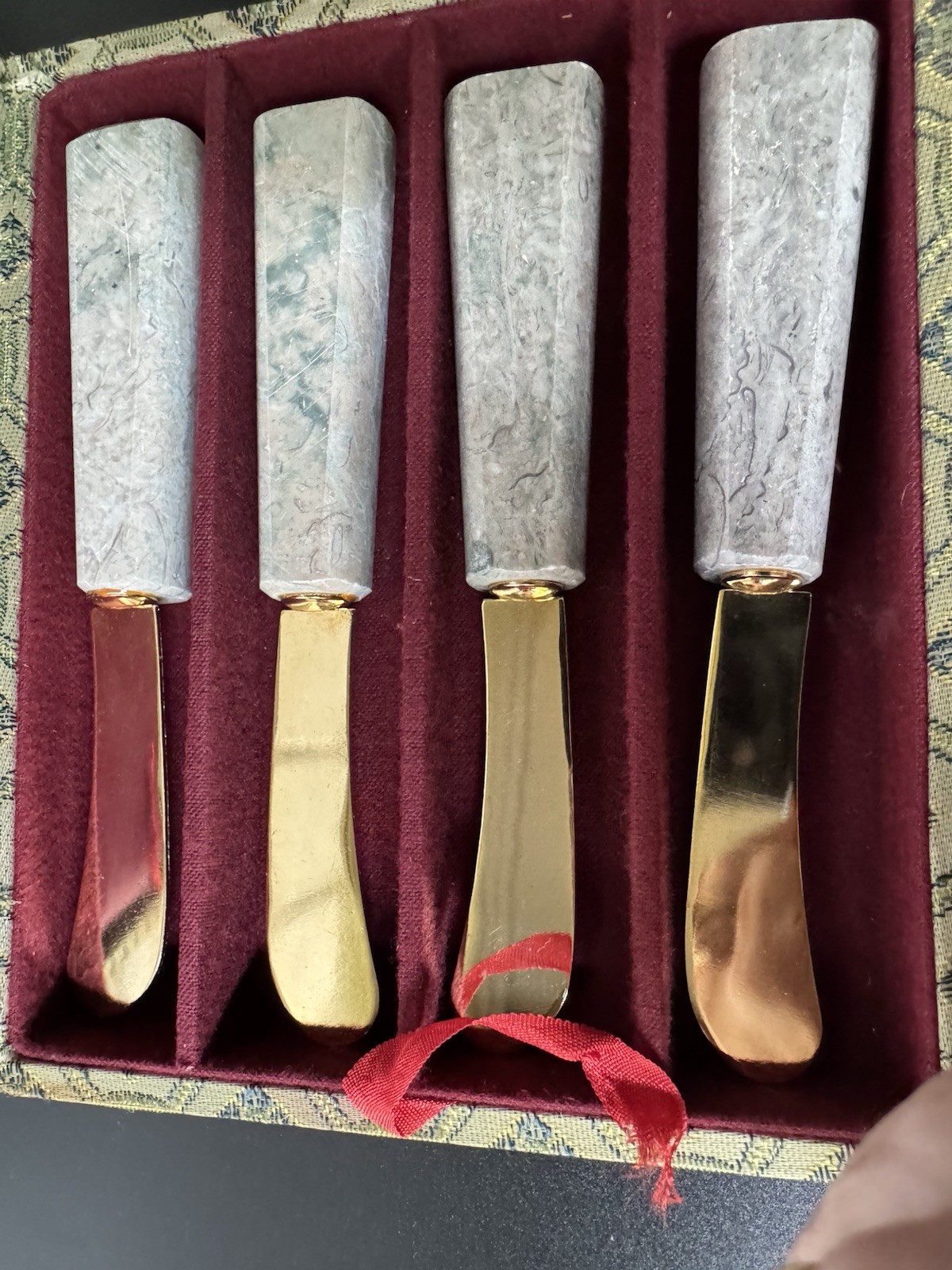 Vintage Set of 4 Butter Knives/Spreaders Gray Stone Handles Gold Tone w/ Case
