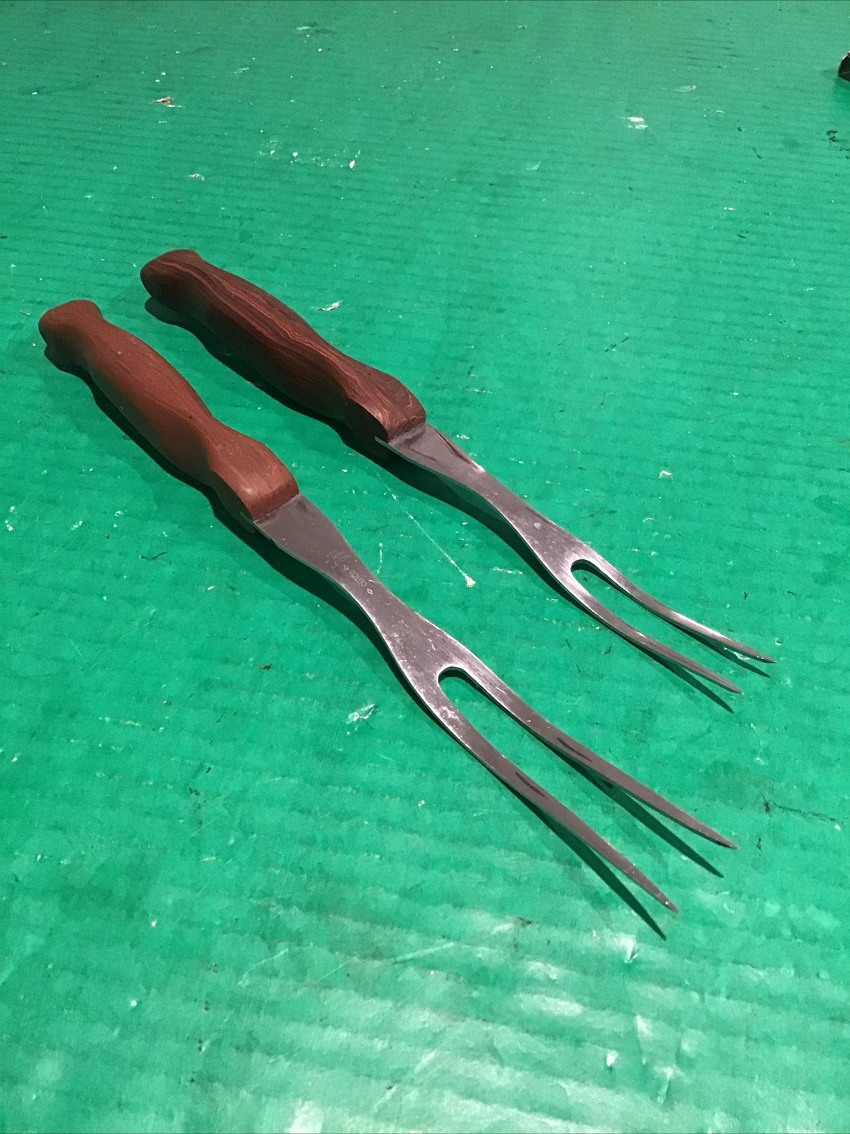(2) Cutco No 1026 & No 27 Carving Turning BBQ Fork Classic Brown Red Handle
