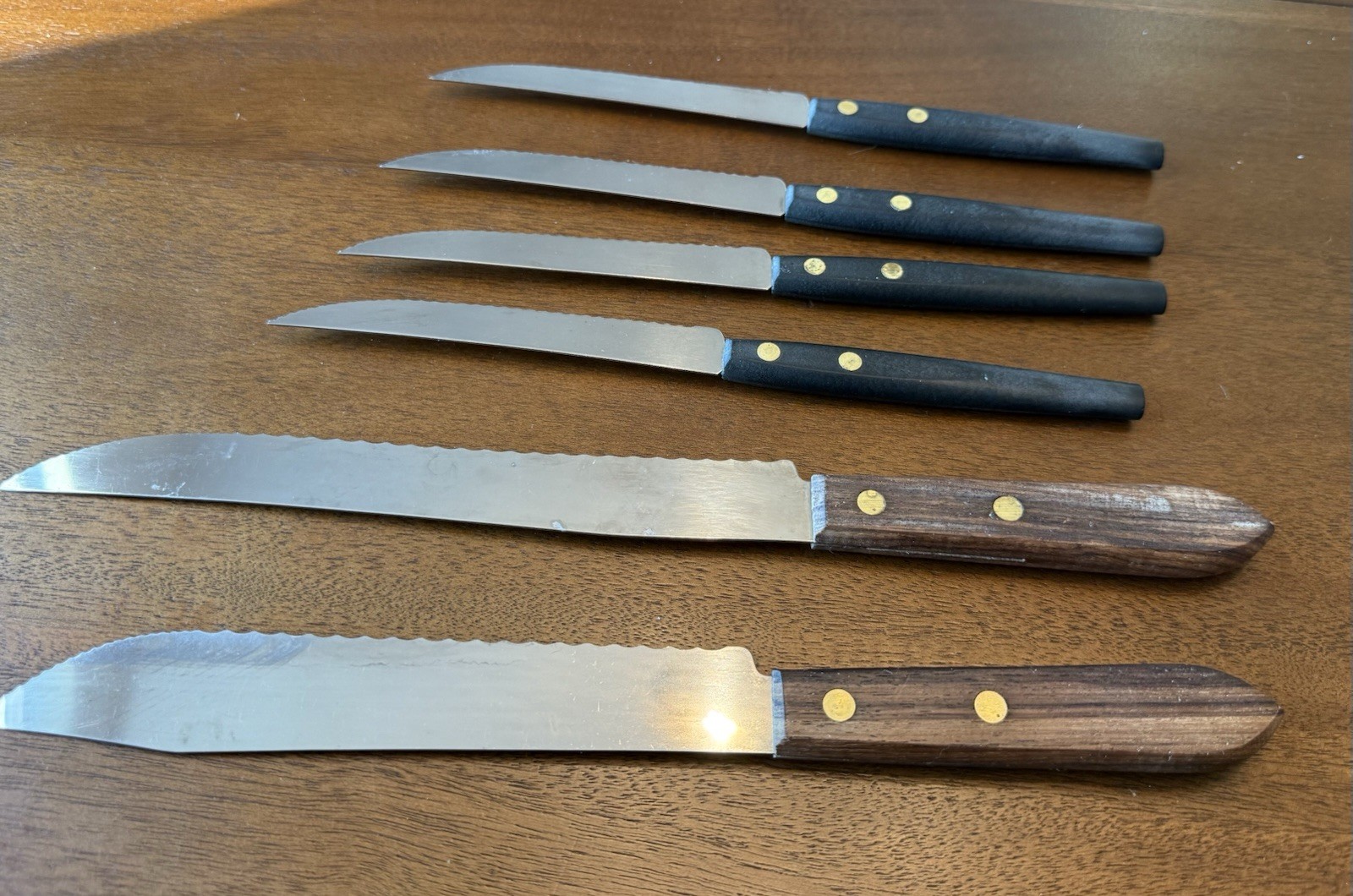 Robinson 2 Large Serrated Knives & 4 Steak Knives