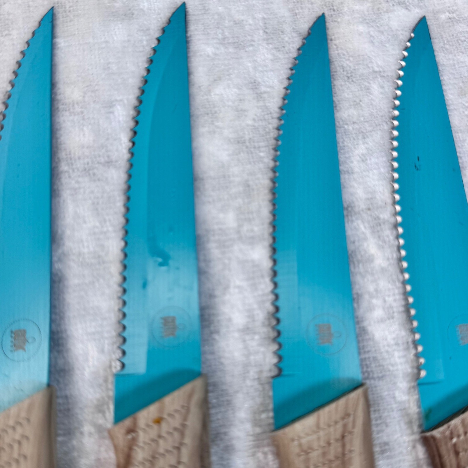 Set of 4 Steak Knives Turquoise Serrated Blades Wood Look Handles Kitchen