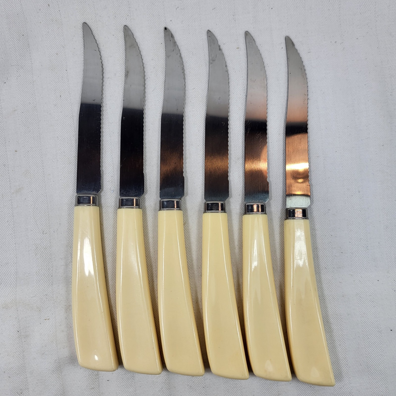 Quikut Build A Set of STEAK KNIVES Set of 6 Stainless Cream Plastic Handle Shell