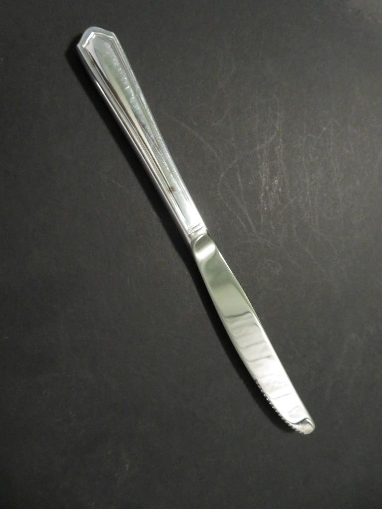 Lot of 12 Knives 1305KDVGA Wavy Edge The Inn Oneida Silver Plated Eaton 9.5″
