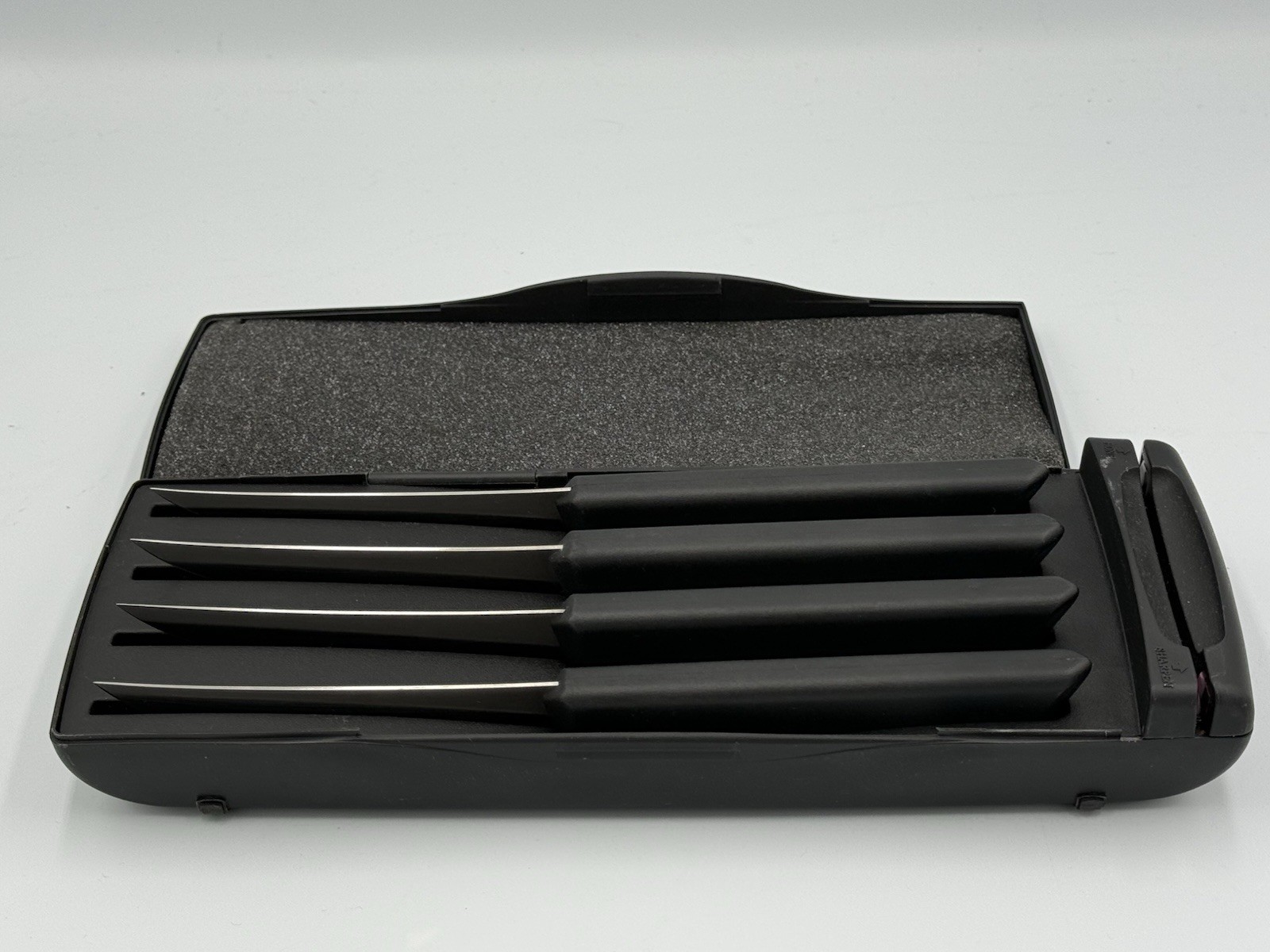 Pampered Chef Steak Knife Set #1035 4 Knives Original Case & Built In Sharpener