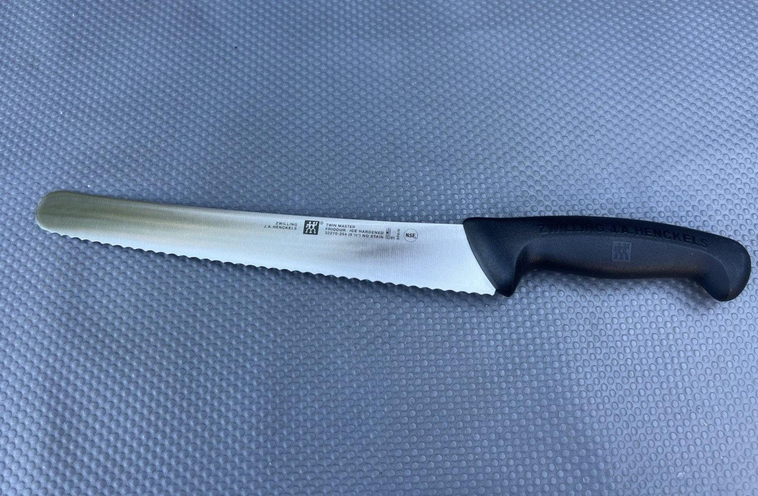 J.A. Henckels Twin Master 32210-254mm 9.5″ Serrated Bread Slicing Knife – Spain