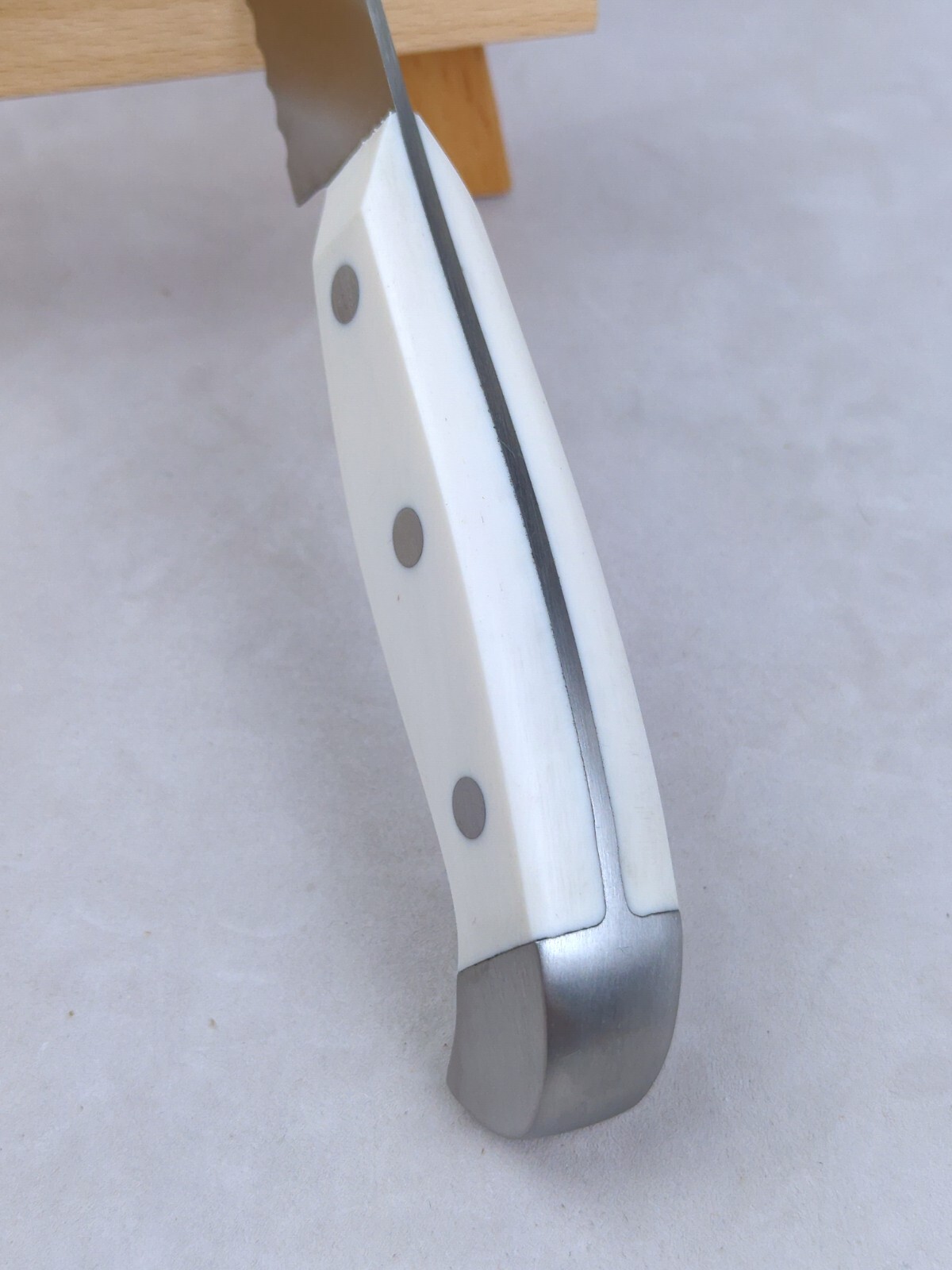 Henckels STATEMENT Fine Edge, 8″ BREAD Knife, WHITE Handle, (15266-200), NEW!