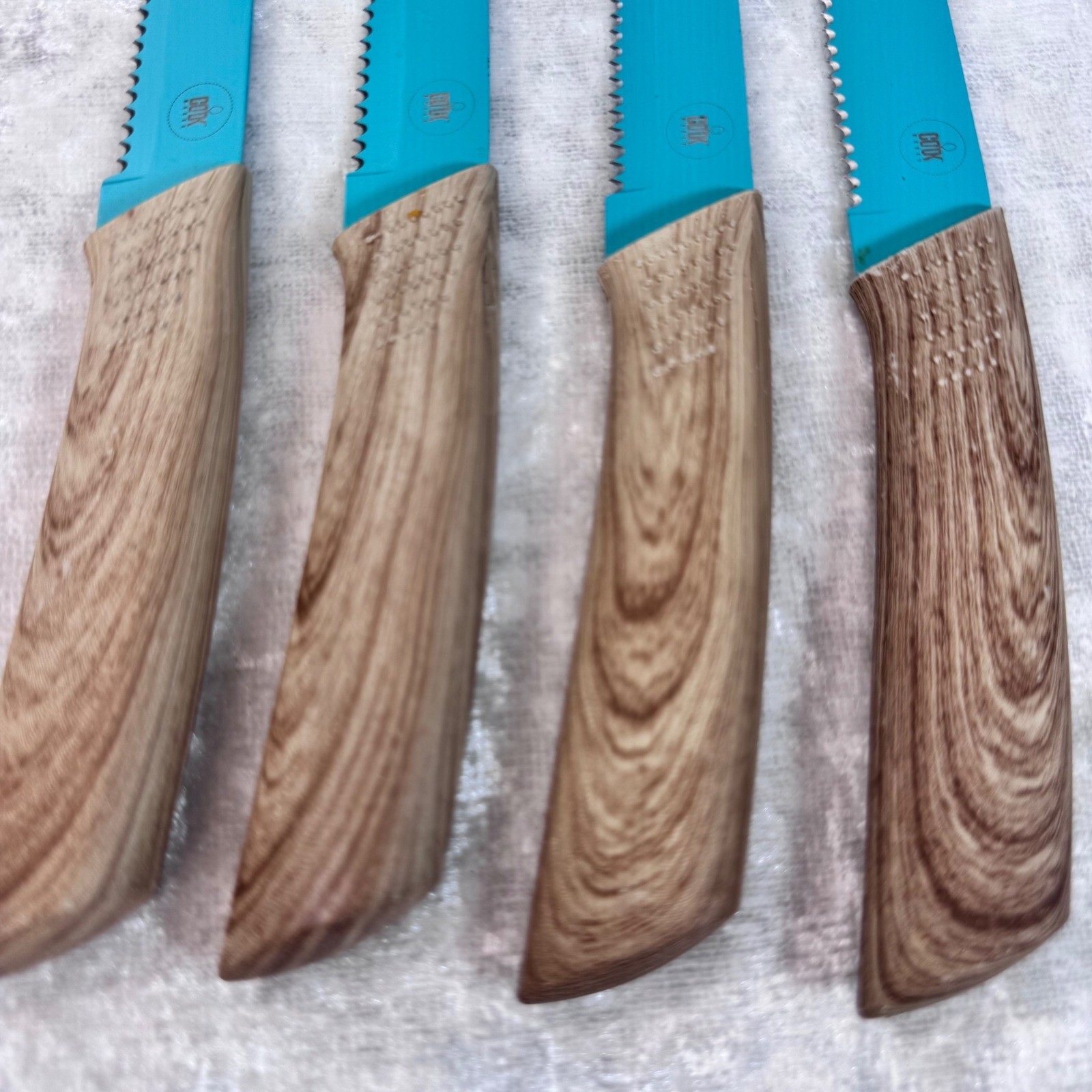 Set of 4 Steak Knives Turquoise Serrated Blades Wood Look Handles Kitchen