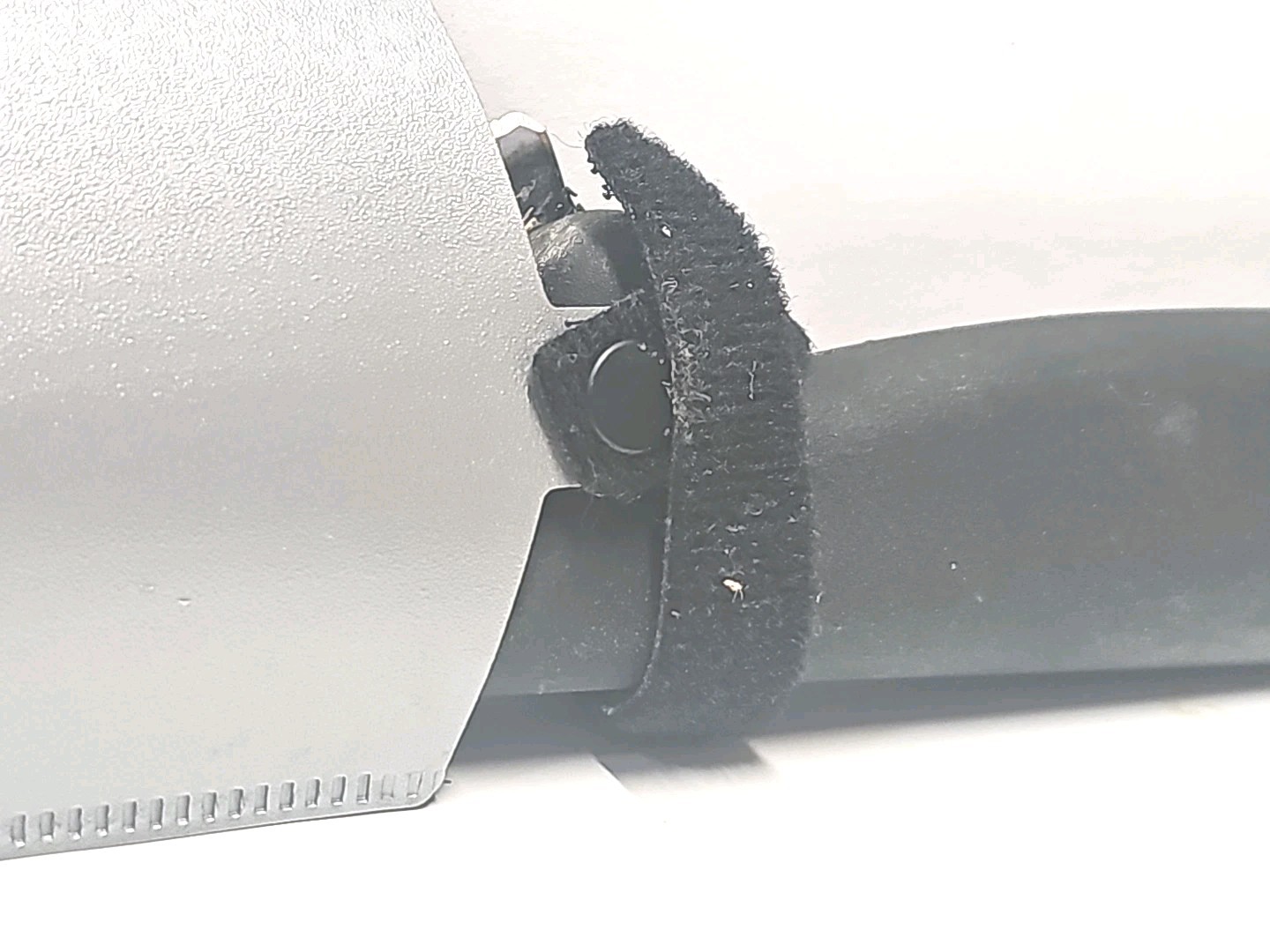 Victorinox 10 1/4″ Bread Pastry Knife Black Wavy Edge Serrated 5.2933.26 New