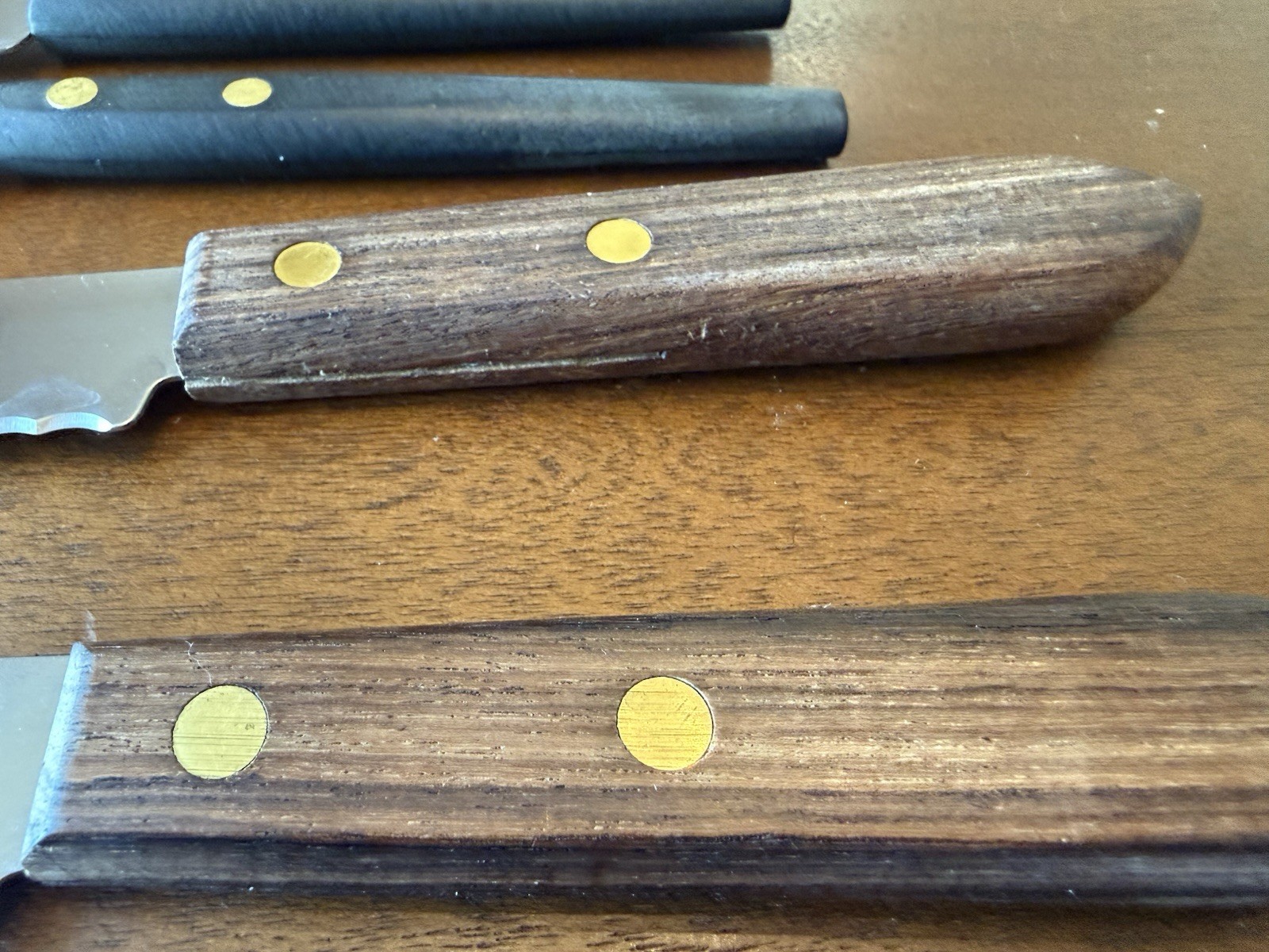 Robinson 2 Large Serrated Knives & 4 Steak Knives