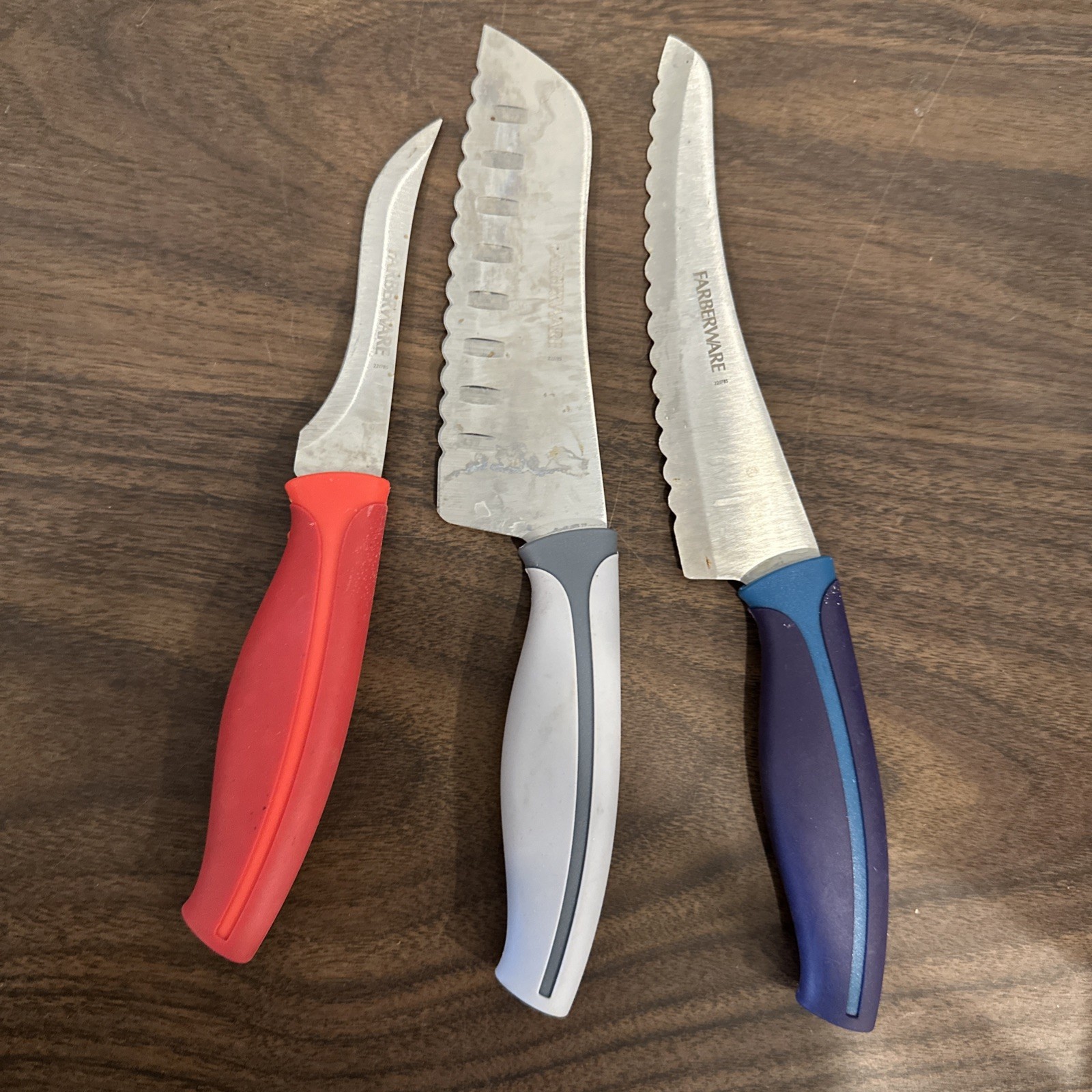 Lot of 5 Kitchen Knives With Sharpening Stone Farberware Rubber Handle, Stainles