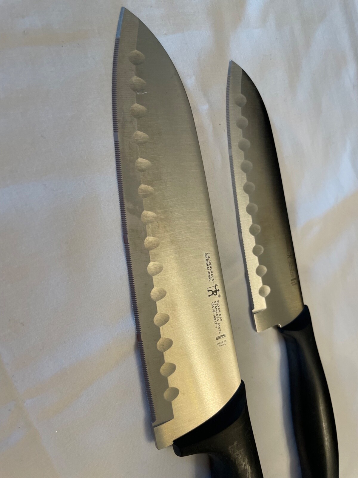 Henckels Lot/2 Santoku Knives 7″ #13578-180, 5.5″ #13578-14 Stainless Silver Cap