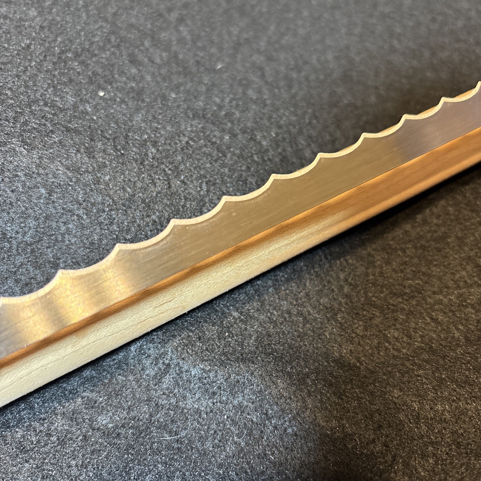 The Fiddle Bow Bread Knife Serrated Right Hand Mountain Woods Montana NEW IN BOX