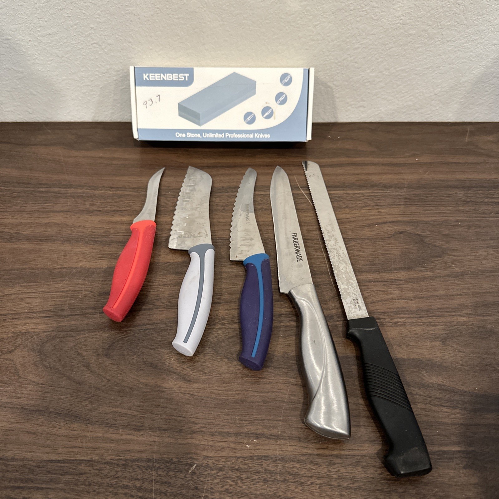 Lot of 5 Kitchen Knives With Sharpening Stone Farberware Rubber Handle, Stainles