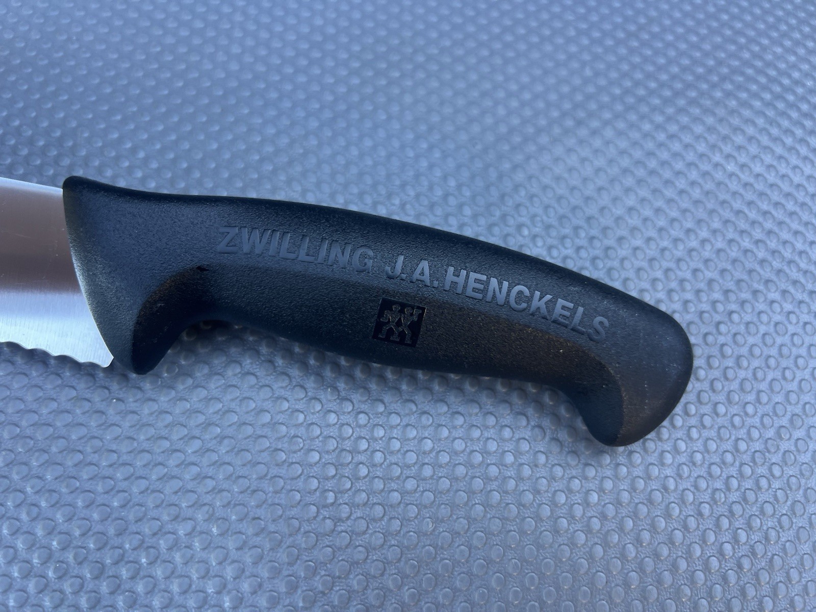 J.A. Henckels Twin Master 32210-254mm 9.5″ Serrated Bread Slicing Knife – Spain