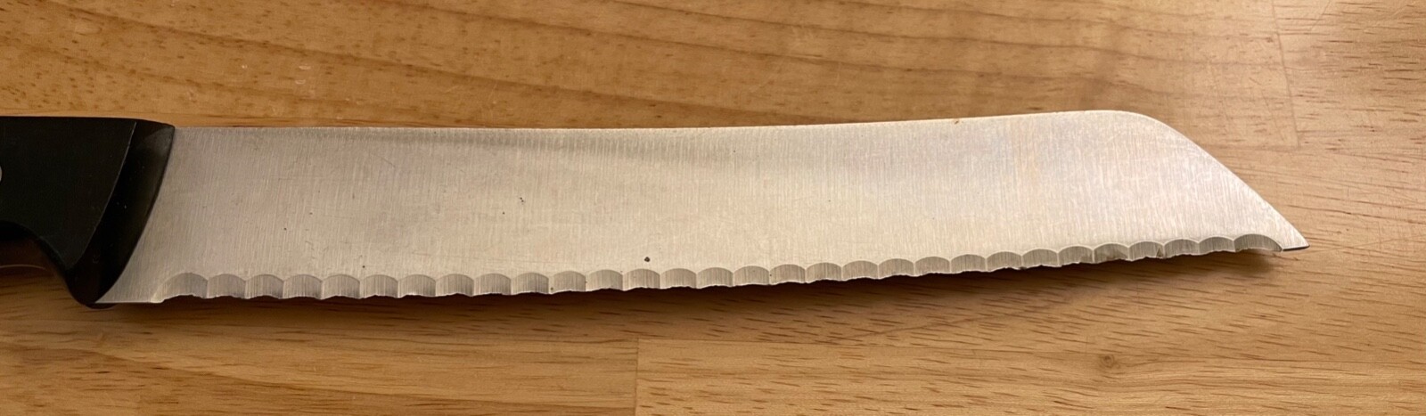 J.A. Henckels International Fine Edge Pro 31467-200 8″ Serrated Bread Knife