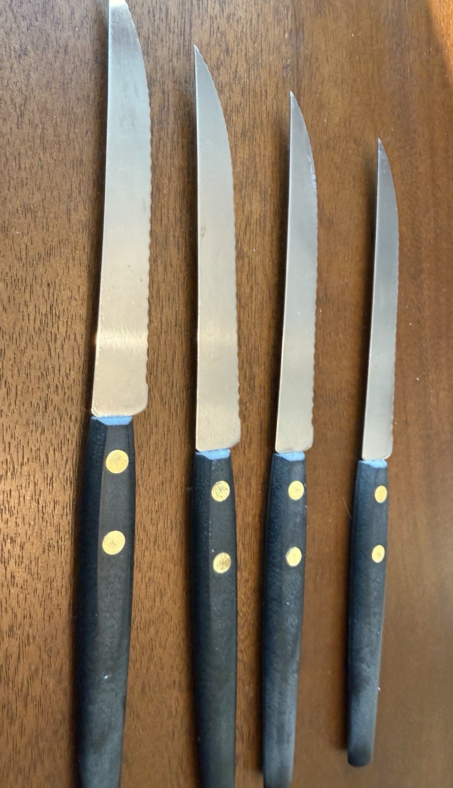 Robinson 2 Large Serrated Knives & 4 Steak Knives