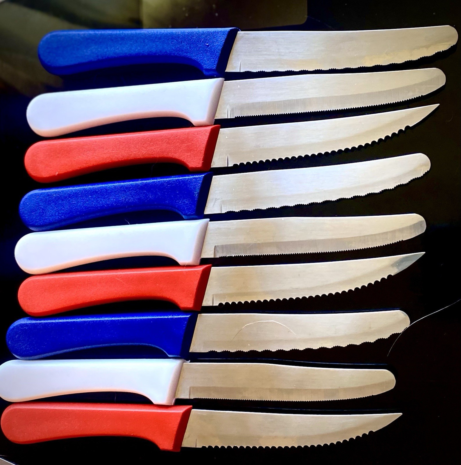SET OF 9 ALL AMERICAN RED WHITE & BLUE STEAK KNIFES OPE BOX FESTIVE HOLIDAY ITE•