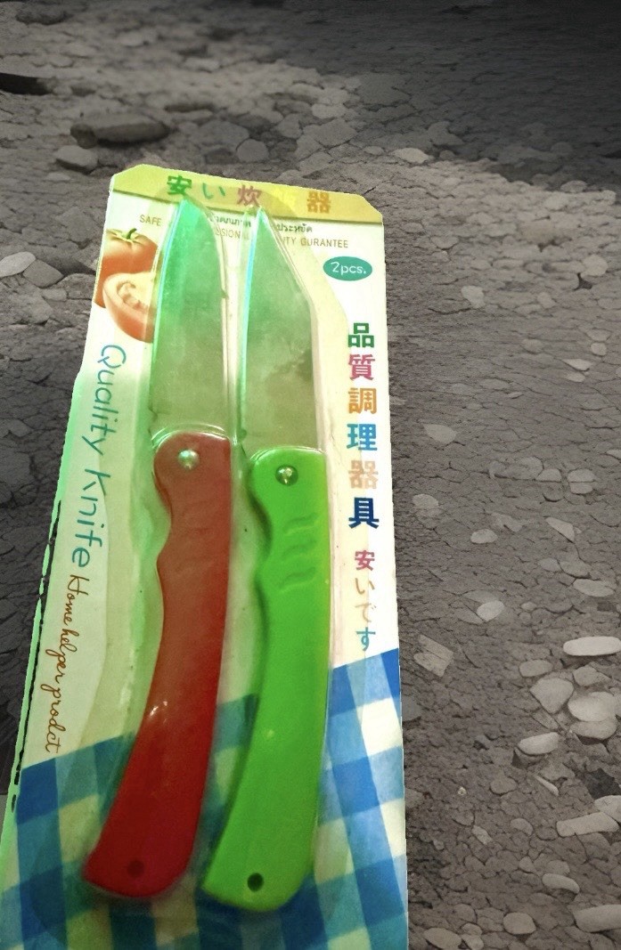2-PCS set of portable, 7.5″ fruit knives features colorful red & green handle
