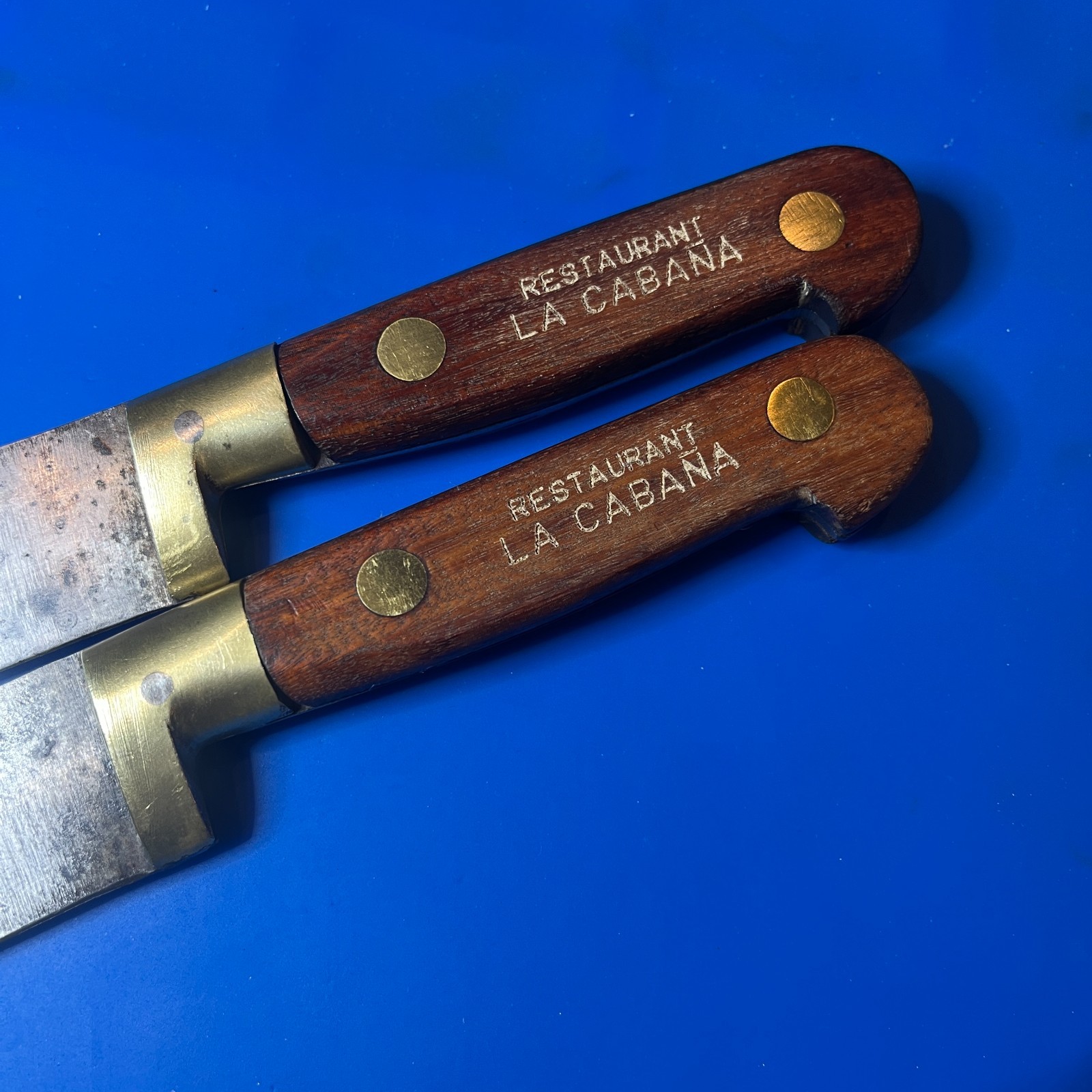 Vintage Restaurant La Cabaña Fixed Blade Knives – Set of 2 – Wood Handle & Brass