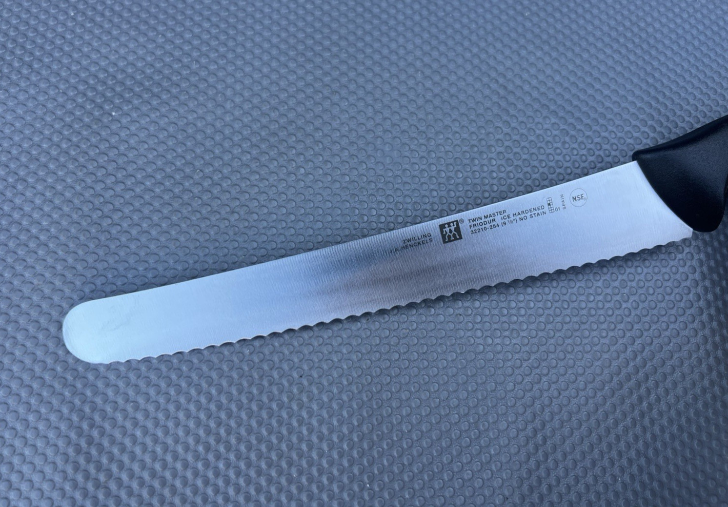 J.A. Henckels Twin Master 32210-254mm 9.5″ Serrated Bread Slicing Knife – Spain