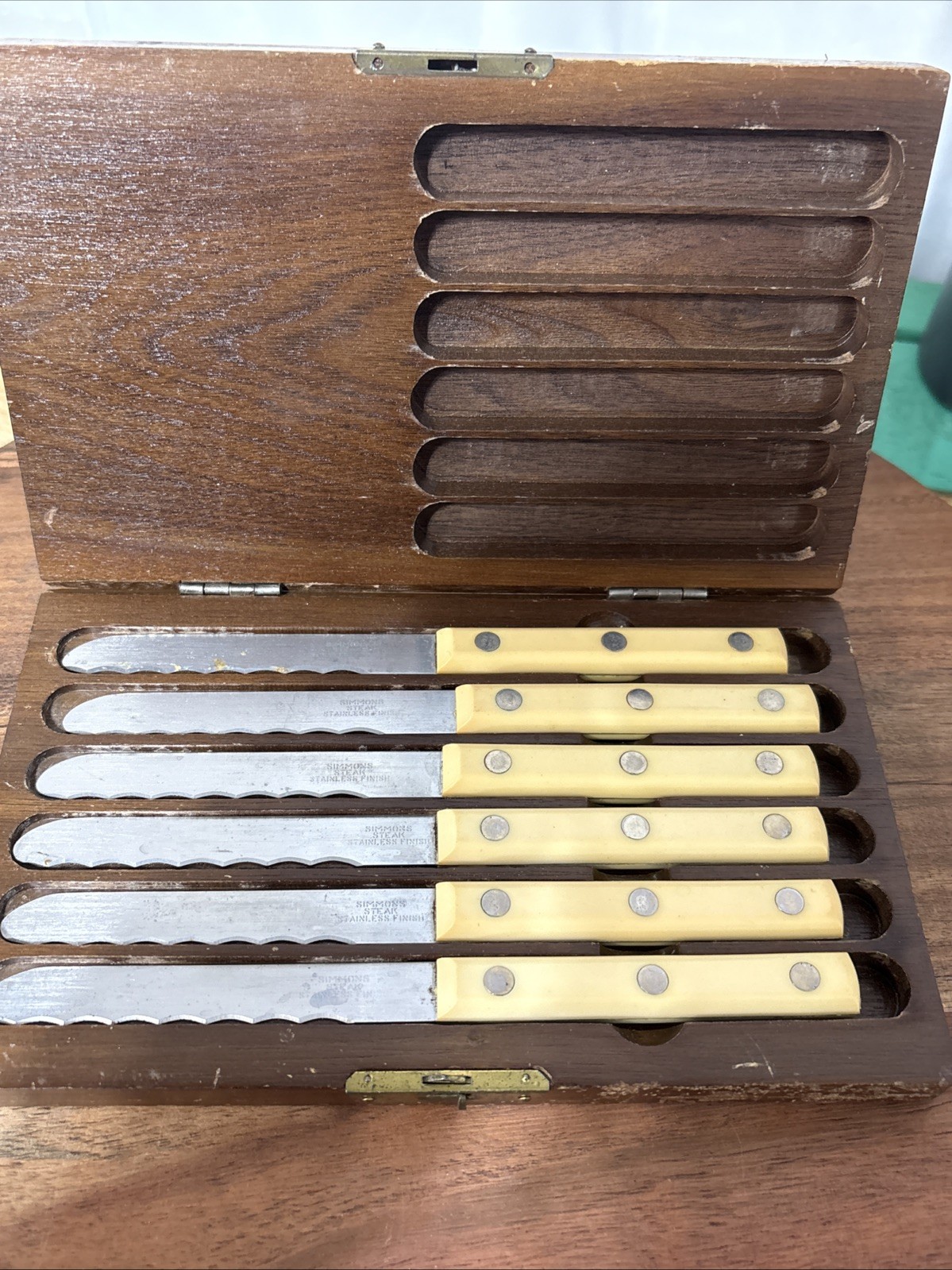 Vtg Simmons Set of 6 Stainless Steak Knives Original Wood Box Bakelite Handles