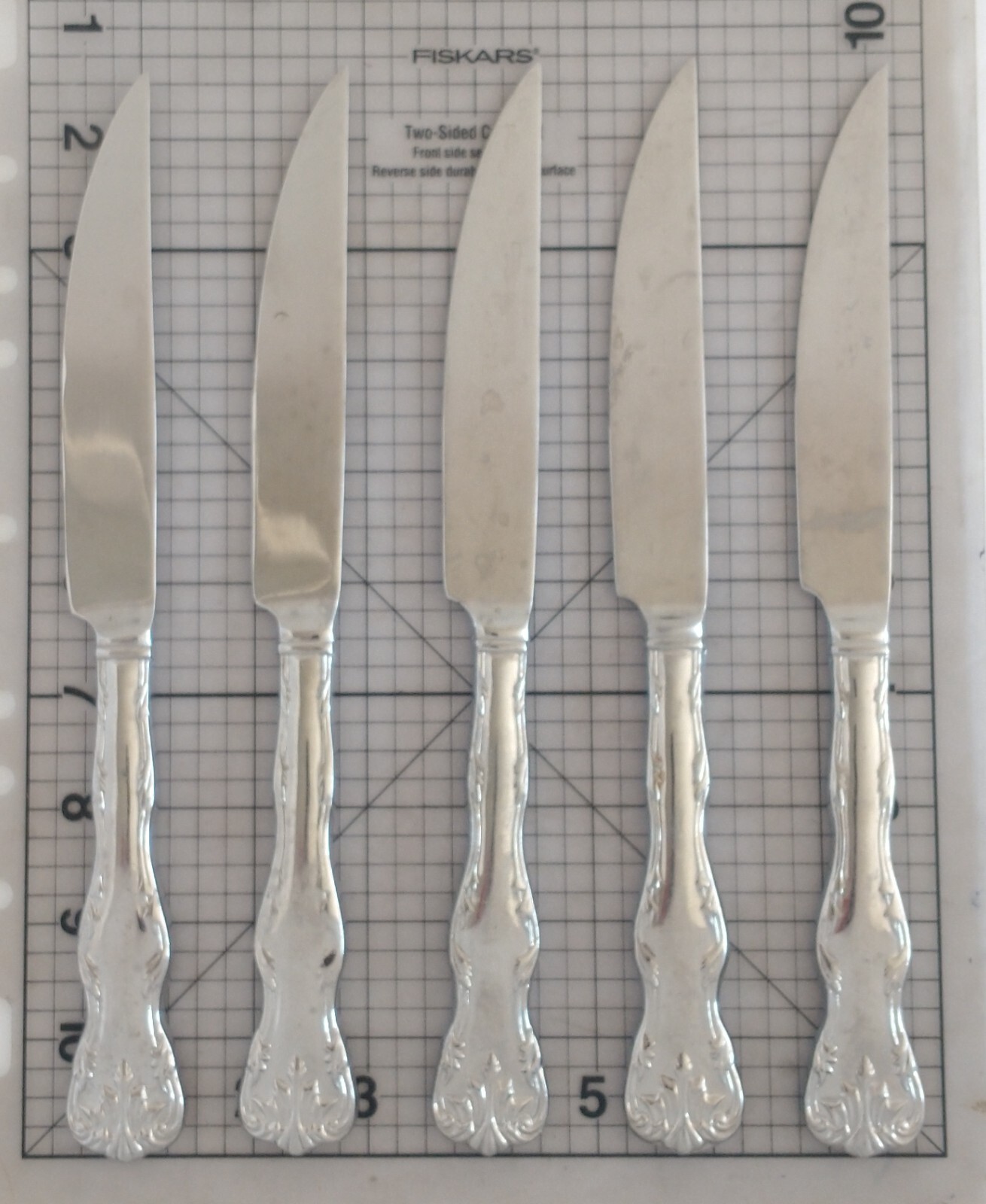 Reed & Barton Victoria 5 Steak Knives Select Solid Handle Scrolls China Used