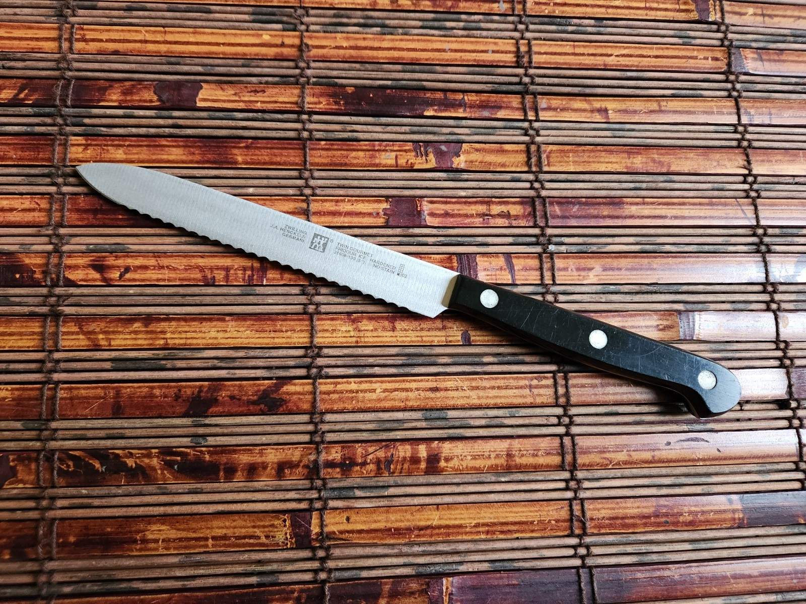 ZWILLING J.A. HENCKELS TWIN GOURMET 5 INCH SERRATED KNIFE Germany 31608-130