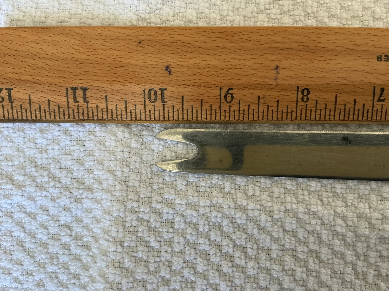 VINTAGE STAINLESS STEEL 14.5″ FINE SERRATED BLADE BREAD KNIFE – PLASTIC HANDLE