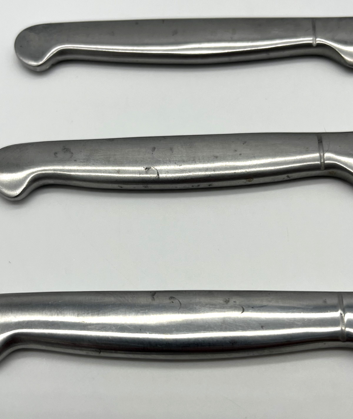 Lot of 4 Sabatier Balance Steak Knives Serrated Edge Solid Stainless Steel 8.75″