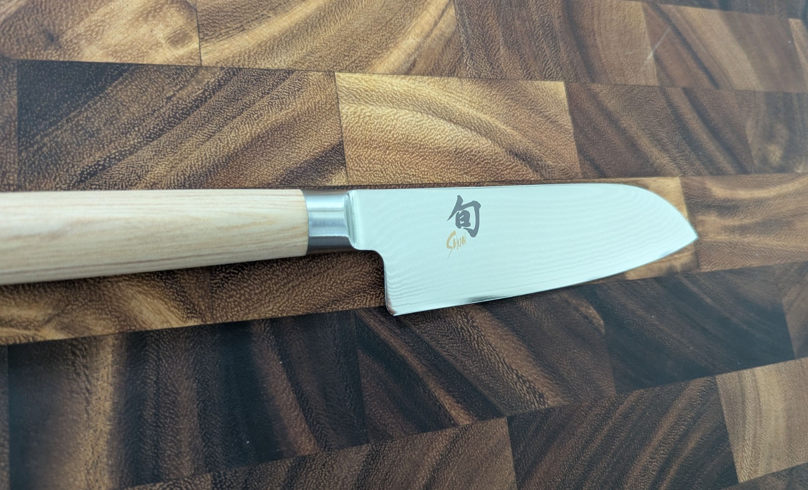 Shun Classic Blonde 5.5″ Santoku Knife VG-MAX Damascus Pakkawood Japan
