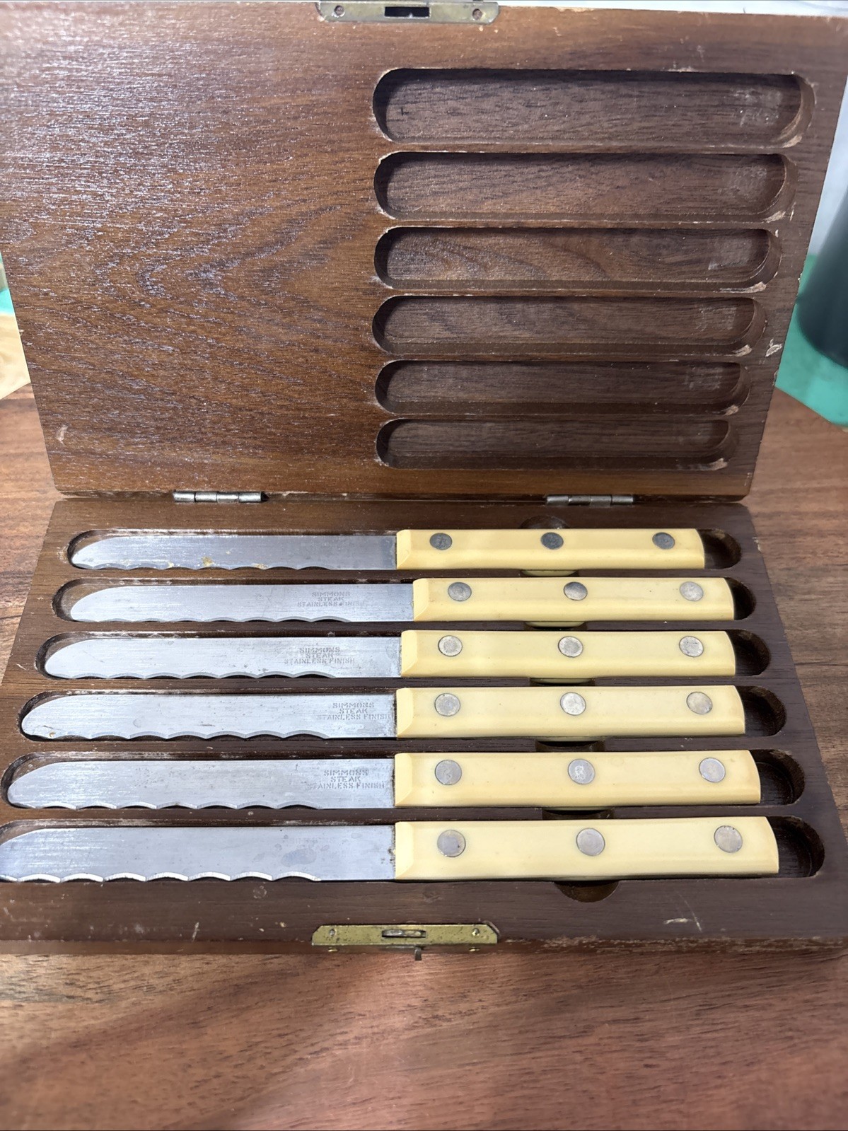 Vtg Simmons Set of 6 Stainless Steak Knives Original Wood Box Bakelite Handles