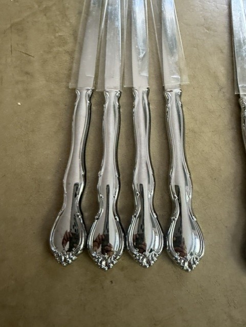 Set of 8 Carvel Hall Stainless Steel Steak Knives, Excellent Condition