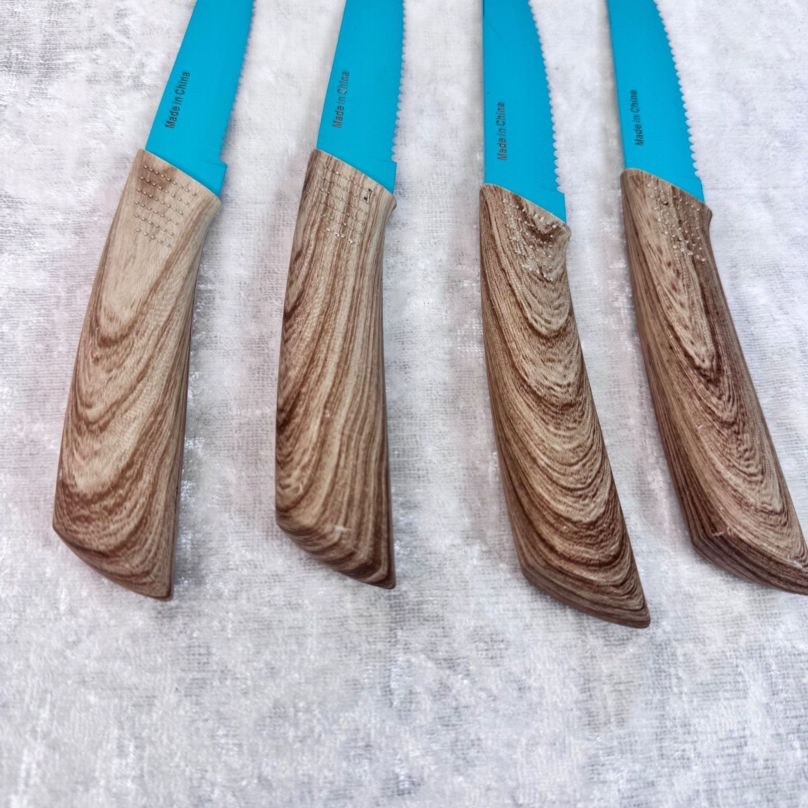 Set of 4 Steak Knives Turquoise Serrated Blades Wood Look Handles Kitchen