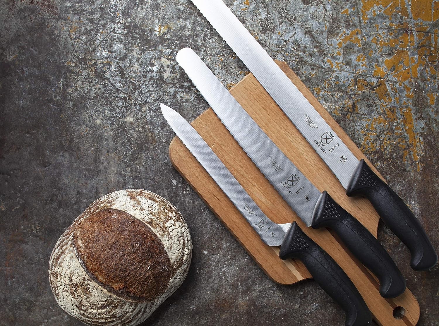 Stylish 10-Inch Wavy Edge Bread Knife with Lightweight Design – Mercer Millennia
