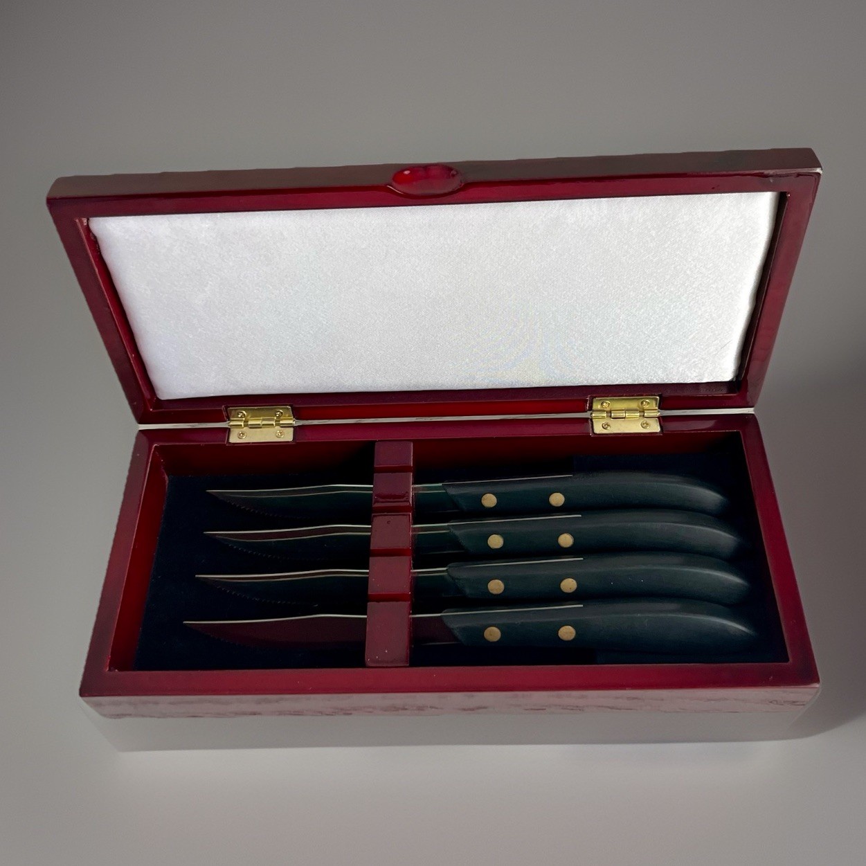 Walco Set of 4 Serated Steak Knives in decorative case