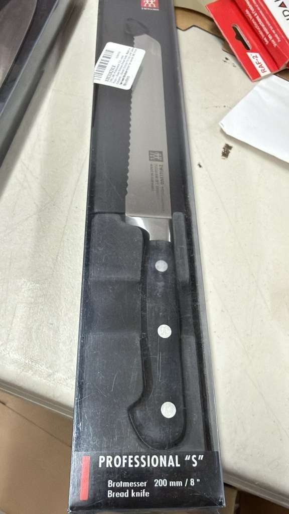 ZWILLING J.A. HENCKELS Four Star 8″ Bread Knife (31076-203)