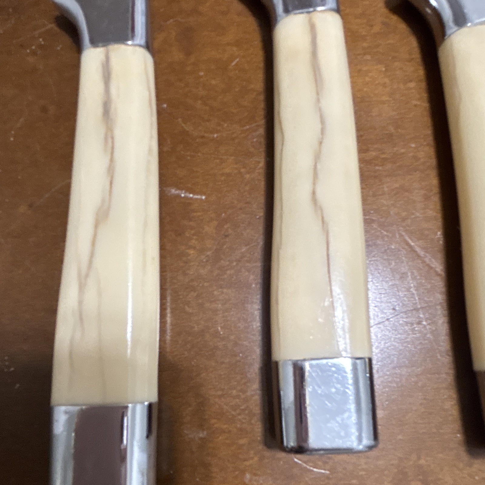 Carvel Hall Steak Knives Set of 4, 5 in Stainless Steel, Ivory Plastic Handle