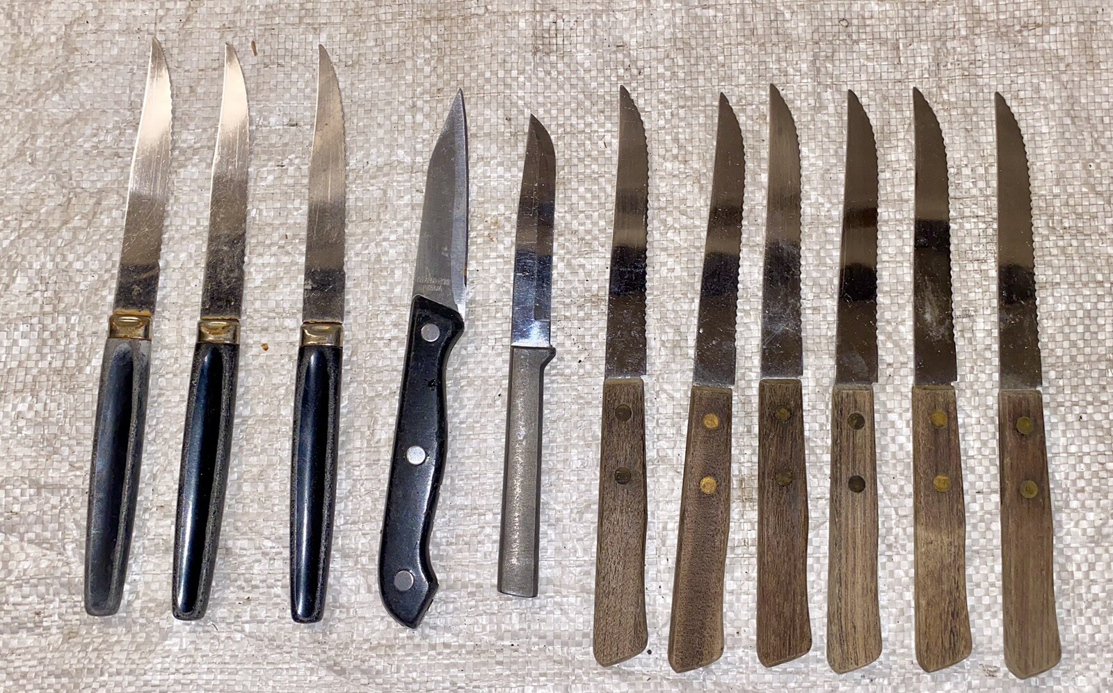 MIXED LOT OF 11 VINTAGE & MODERN STEAK/PARING KNIVES