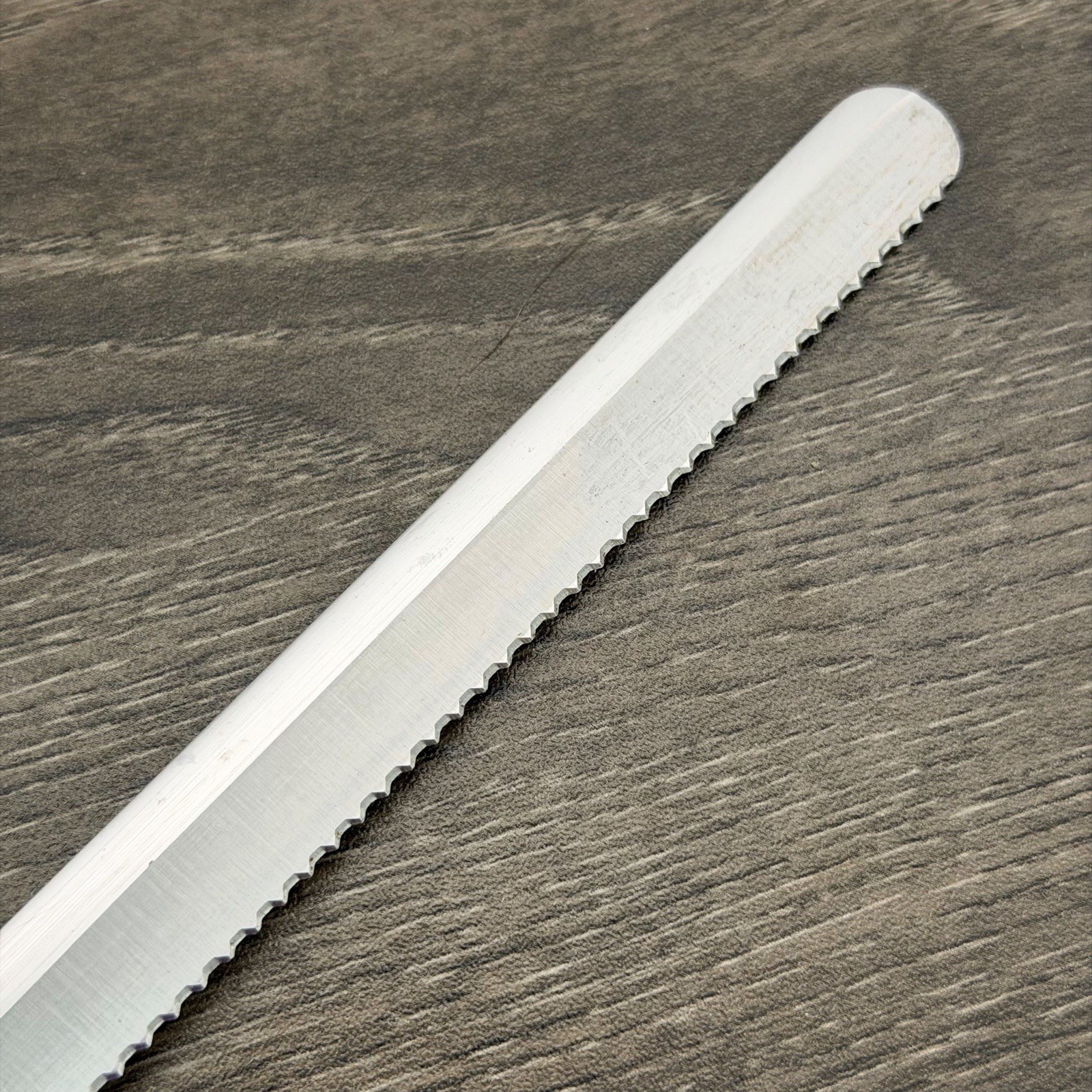 Cutco 1724 JE 9-3/4″ Serrated Bread Knife Stainless Blade Dark Brown Handle USA
