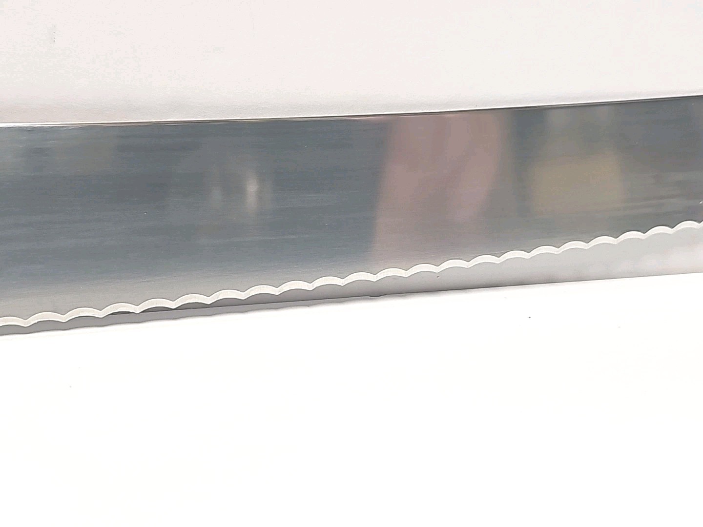 Victorinox 10 1/4″ Bread Pastry Knife Black Wavy Edge Serrated 5.2933.26 New