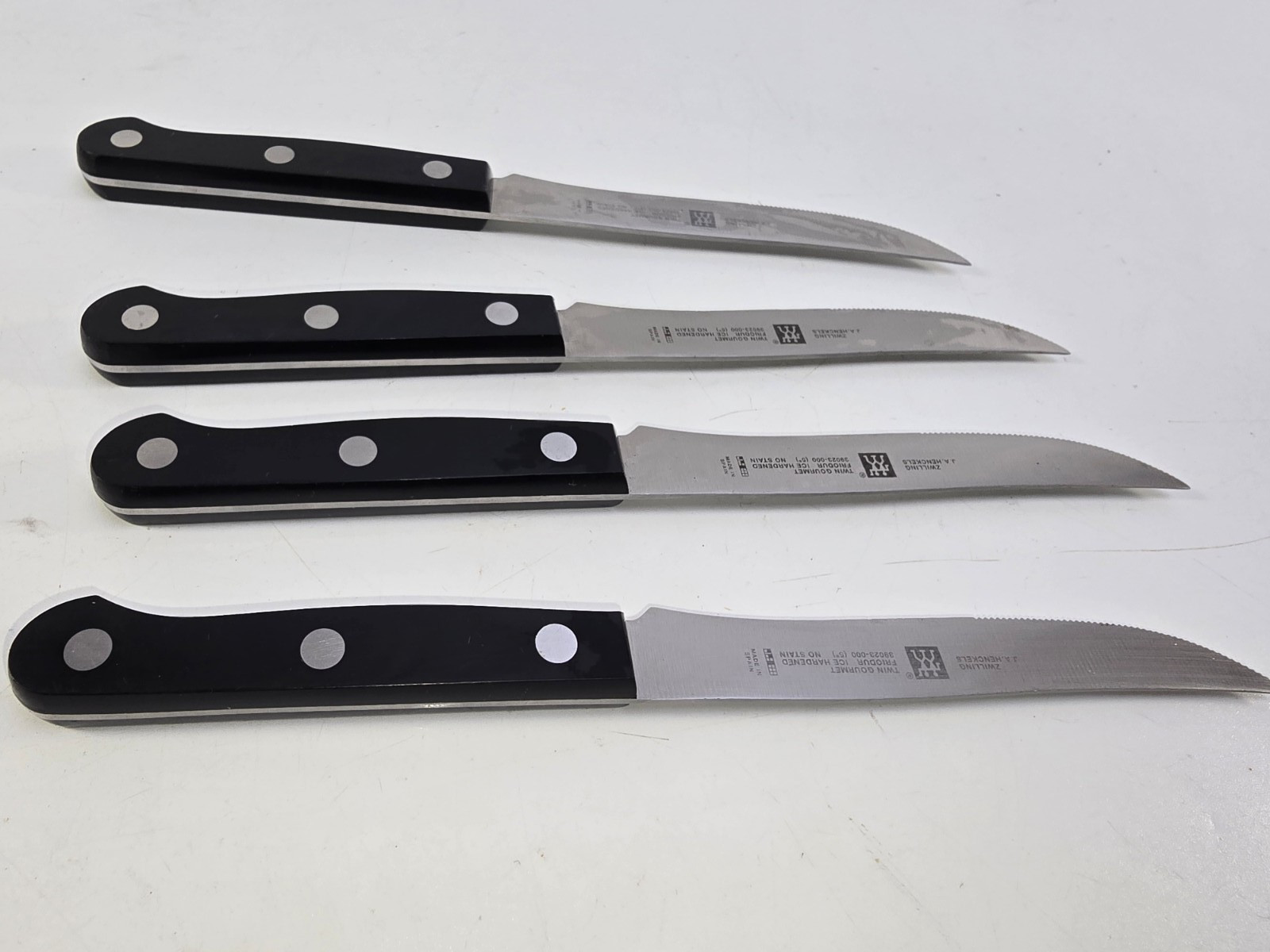 Set of 4 J.A. Henckels Twin Gourmet 39023-000 5″ Serrated Steak Knives